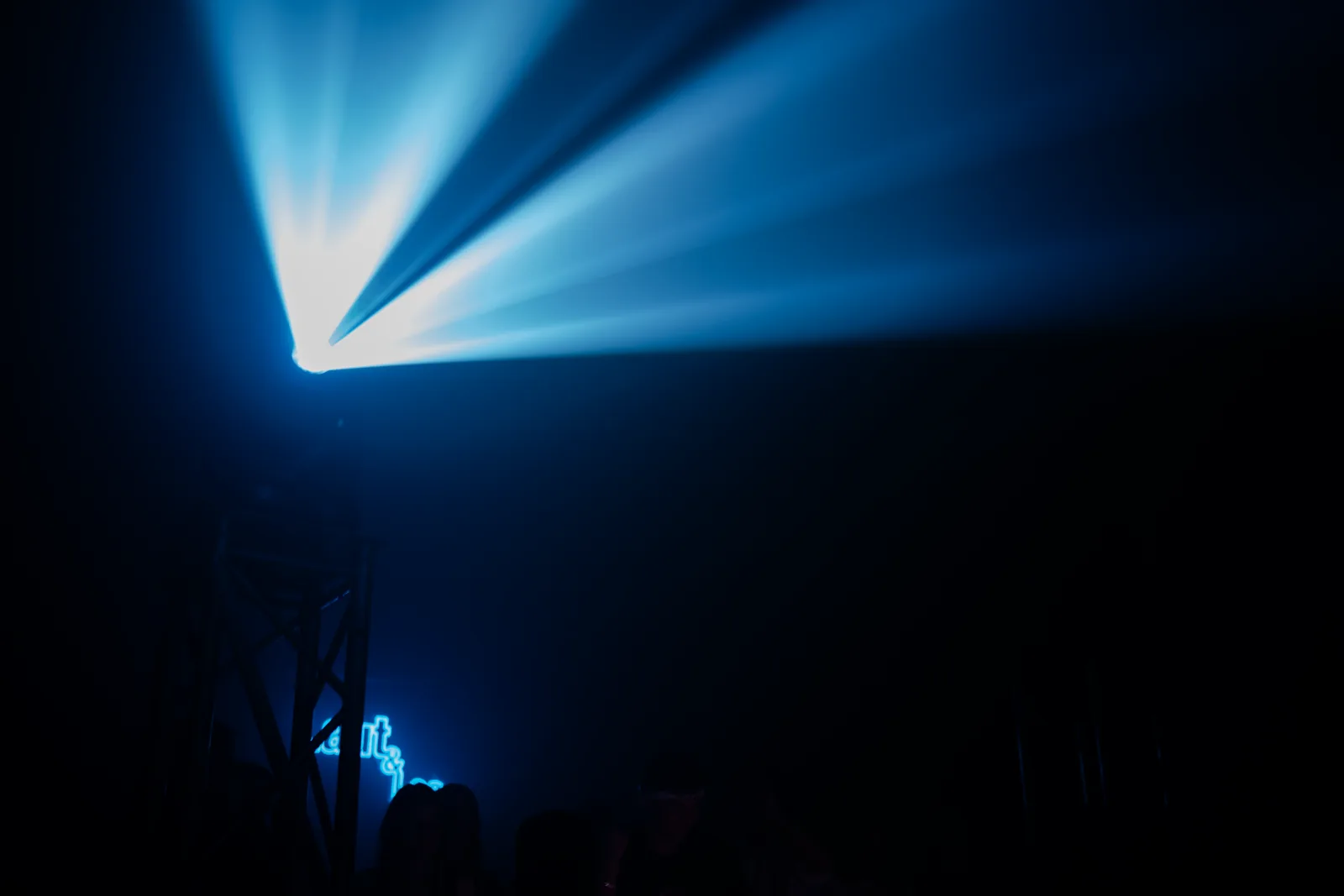 Blaue Spotlights und Strahlenfächer auf einer Live-Show